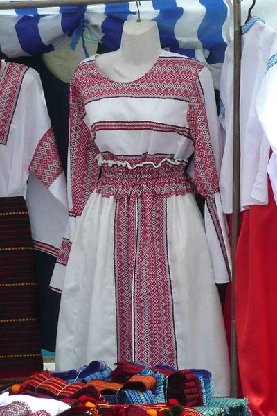Ukraina | Damska sukienka zdobiona tradycyjnym haftem