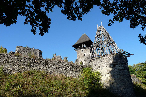 Ukraina | Kamienny zamek na miejscu wcześniejszych drewnianych umocnień wzniesiono w XIII wieku